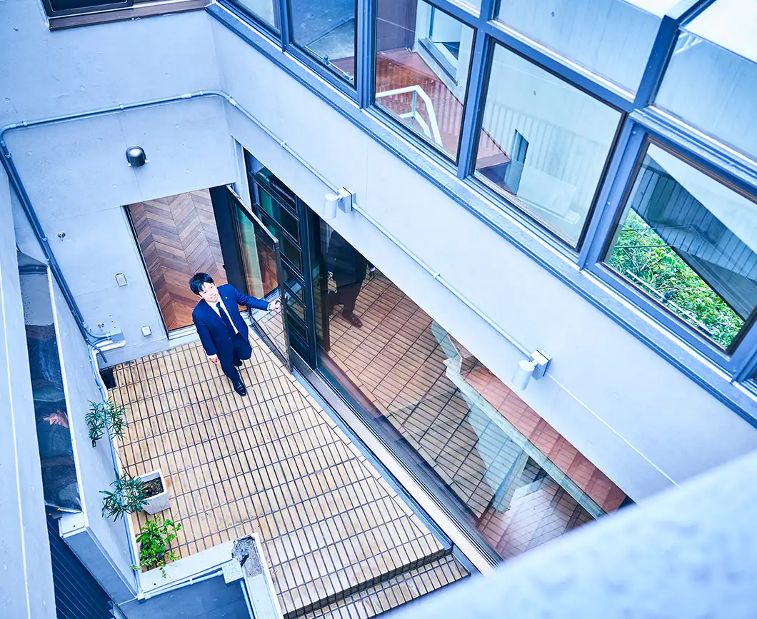 写真：中庭のような吹き抜けの踊り場に出ている