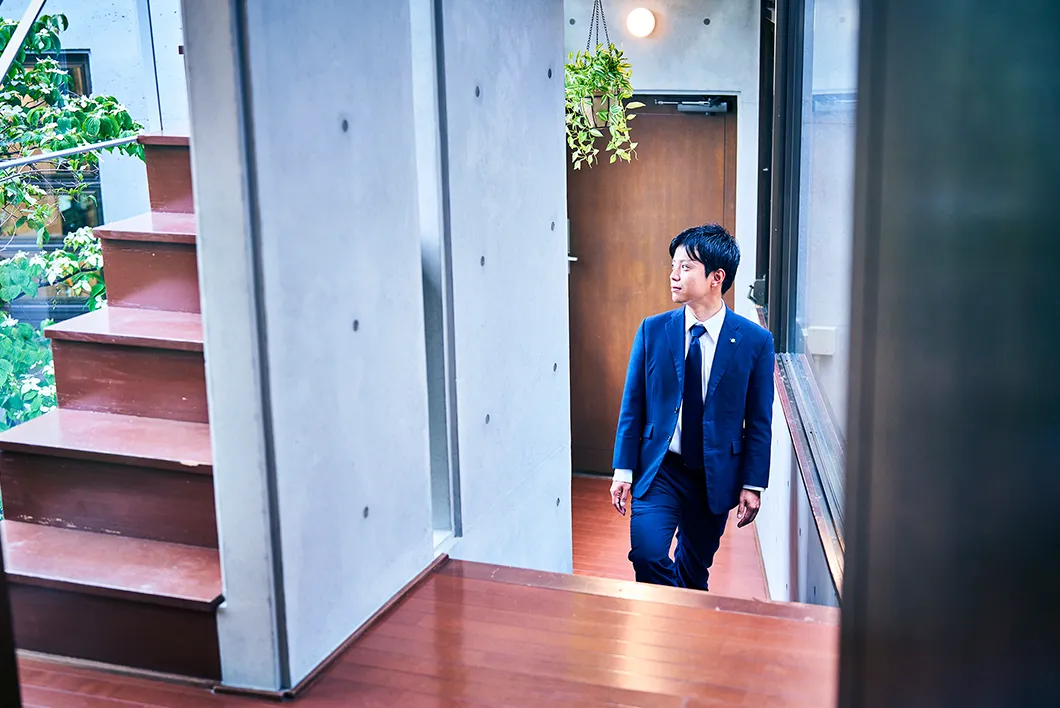 写真：社内の廊下、階段を上がっている