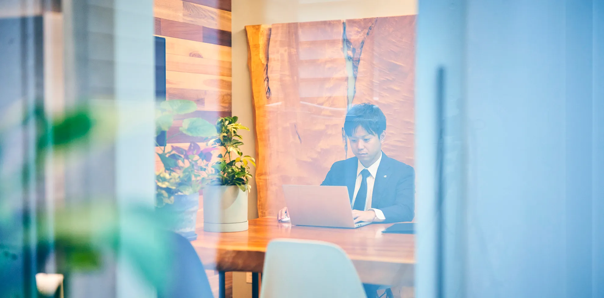 写真：社内での姿