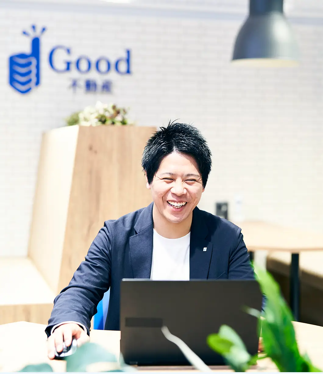 写真：社内の席でノートパソコンを操作している