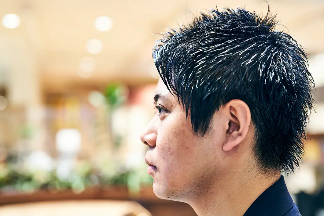 写真：横顔のアップ