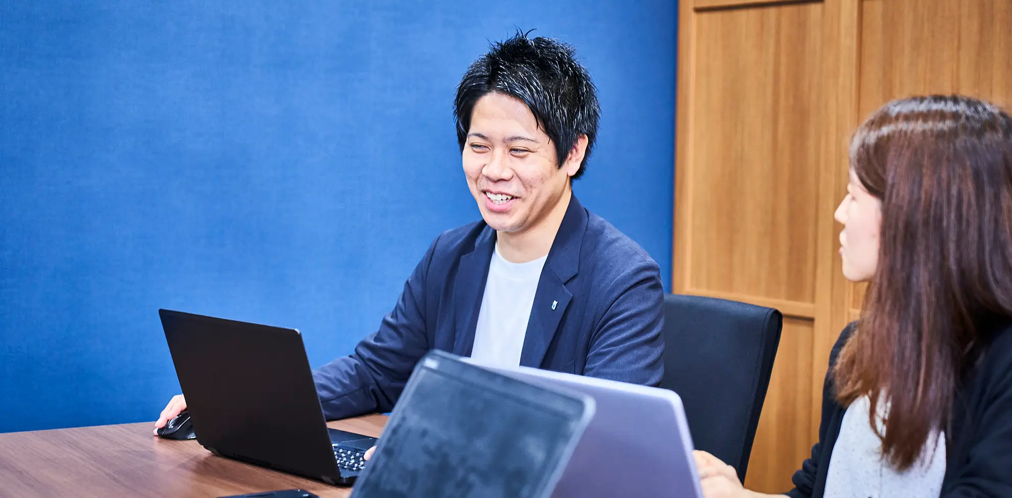 写真：社内での姿