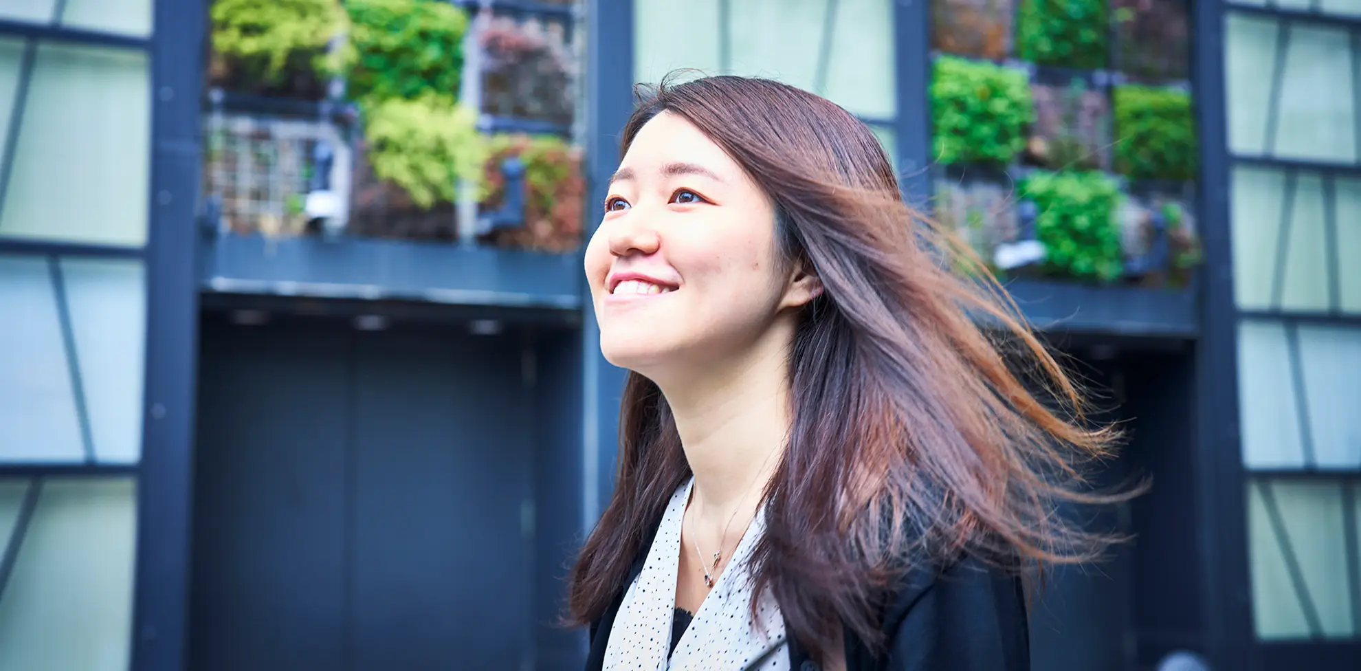 写真：屋外で立っている姿