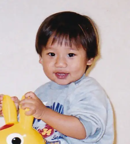 写真：黄色のロディにまたがっている