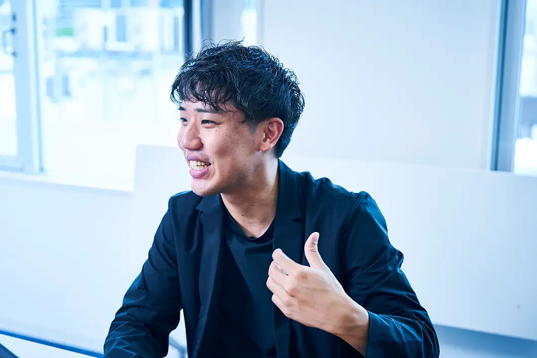 写真：社内で話をしている様子