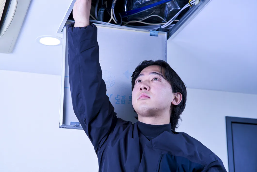 写真：天井を点検している様子