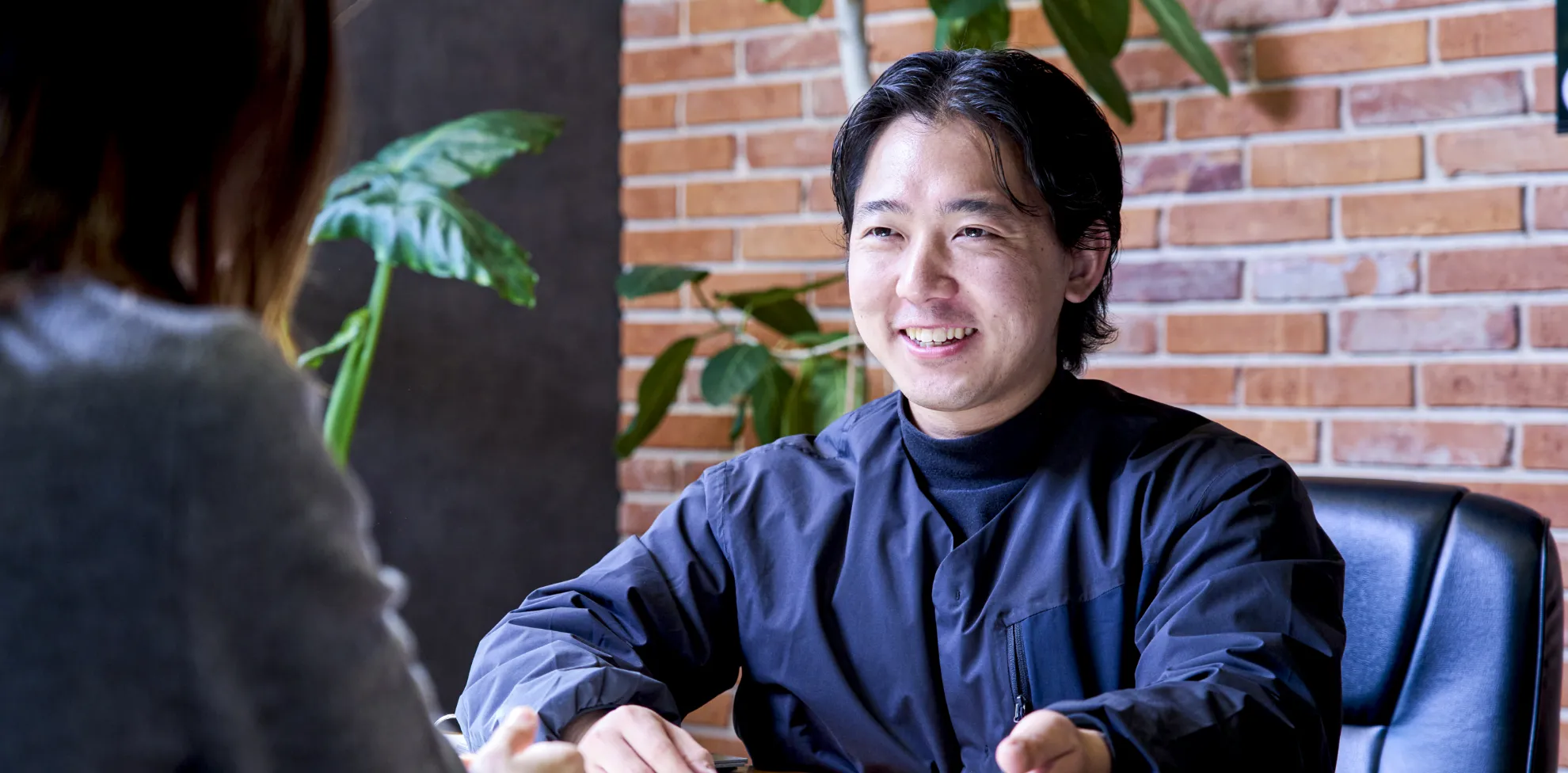 写真：社内で話をしている様子
