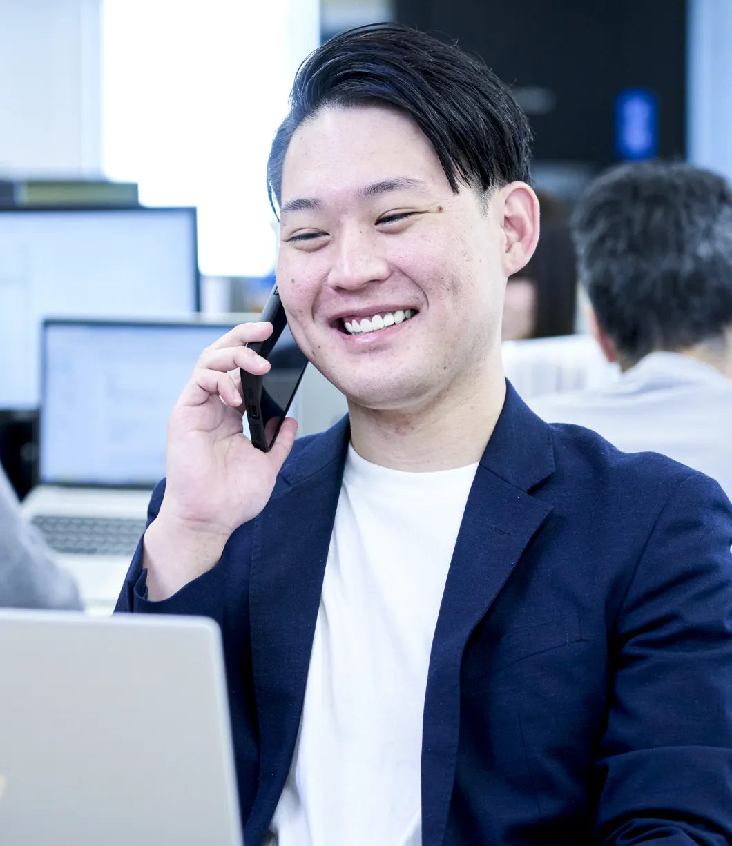 写真：電話をしている様子
