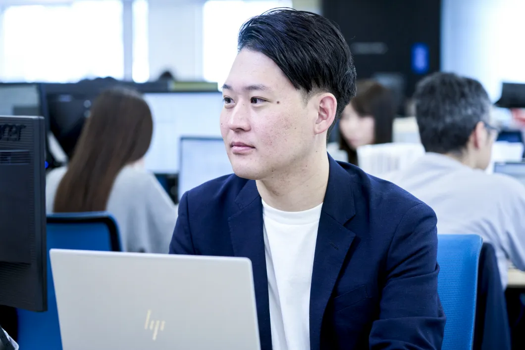 写真：デスクワークをしている様子